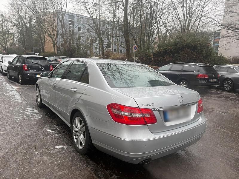 Second-hand Mercedes E200 184 CP (135 kW) 2010 Argintiu Berlinǎ