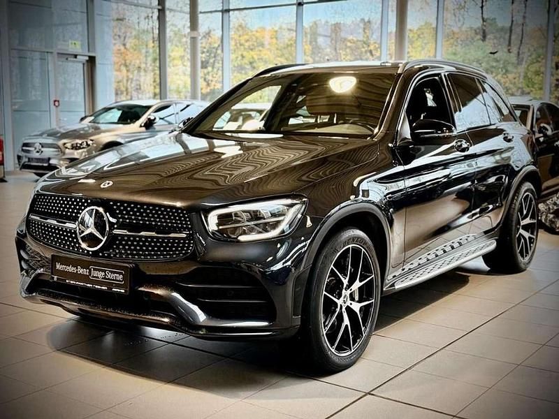 Grau Gebraucht 2021 Mercedes GLC300e AMG SUV | 36.290 € (Fairer Preis) - Bild 1/3