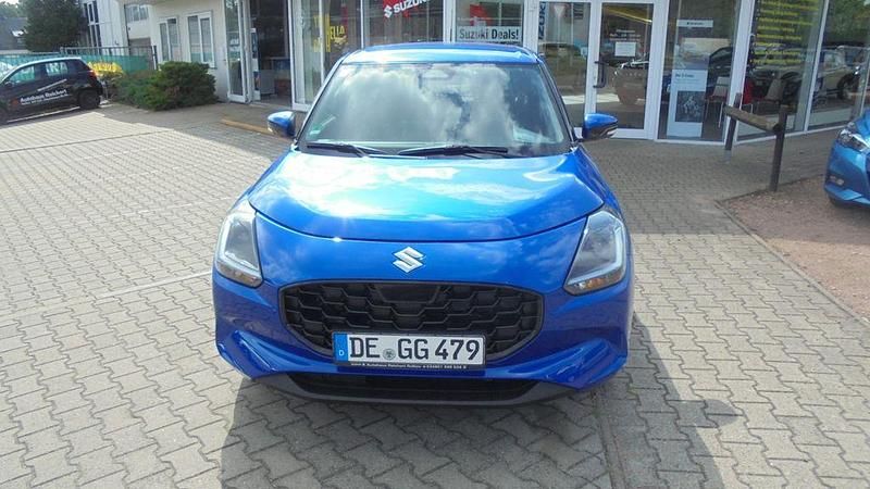 Blau Neu 2025 Suzuki Swift Comfort+ Limousine | 21.990 € - Bild 1/4