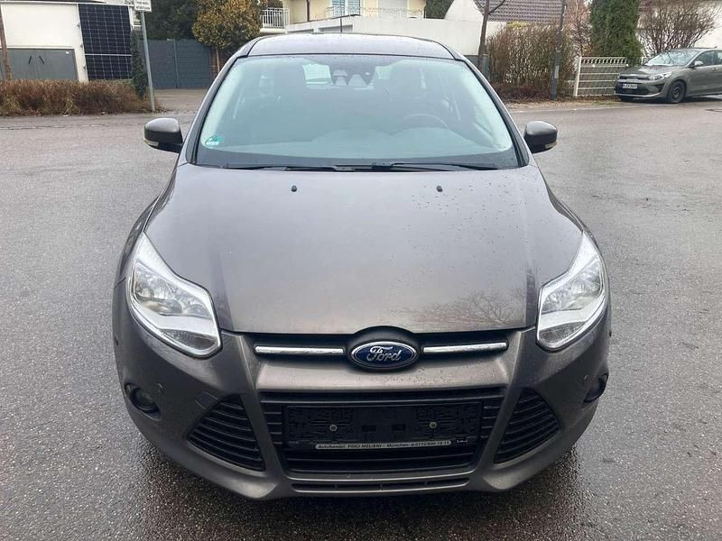 Gebraucht Ford Focus Trend 125 PS (91 kW) 2012 Brisbane brown/lunar sky Kombi