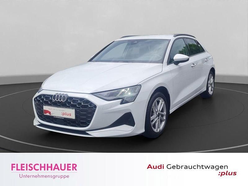 Gletscherweiß metallic Gebraucht 2024 Audi A3 Sportback Advanced Limousine | 34.440 € (Fairer Preis) - Bild 1/4