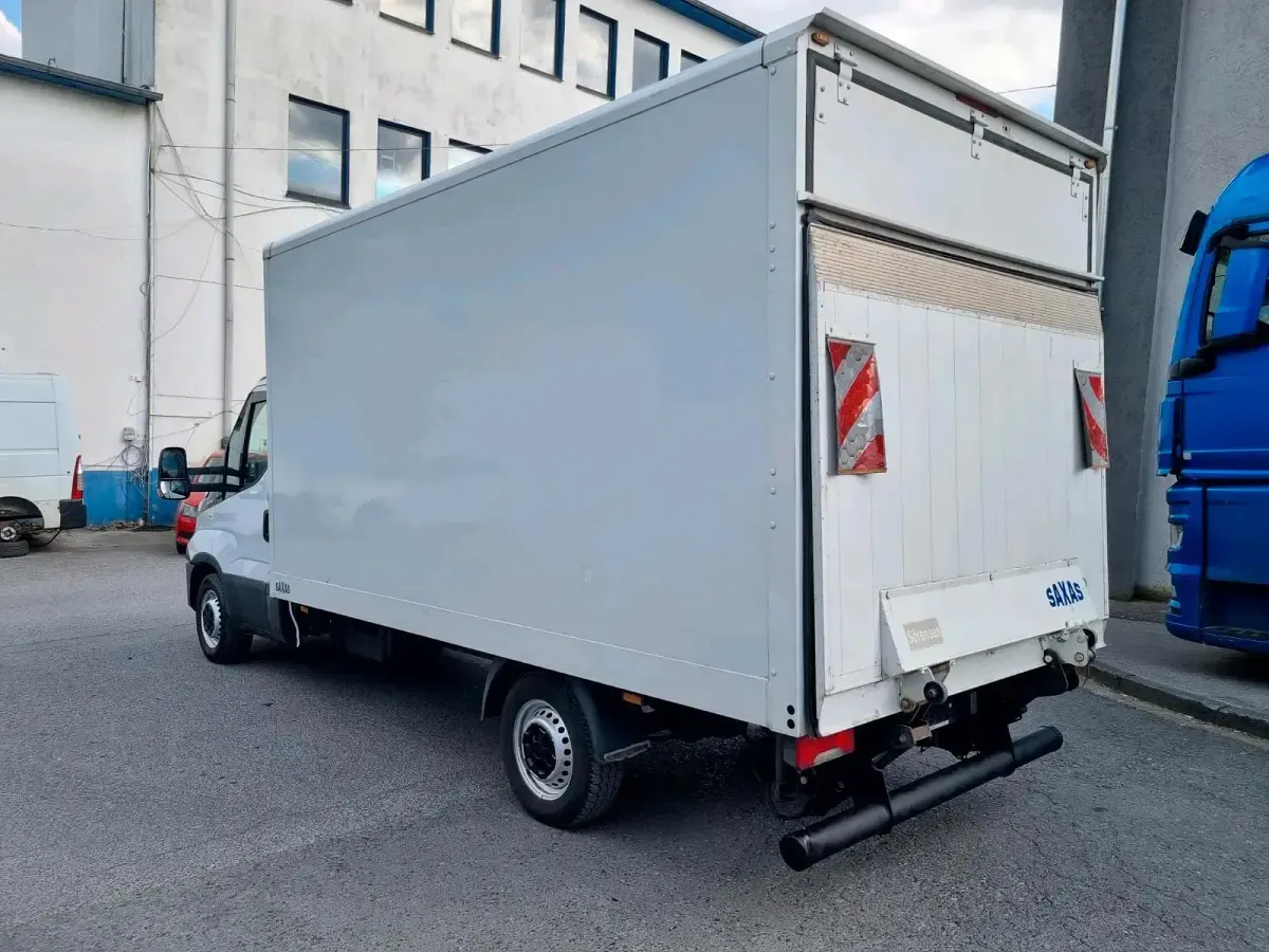Second-hand Iveco Daily 160 CP (117 kW) 2018 Alb Monovolum