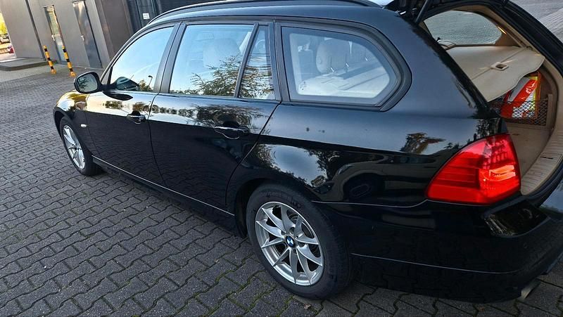 Gebraucht BMW 320 184 PS (135 kW) 2012 Schwarz Kombi