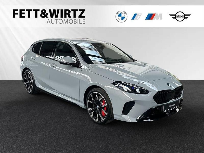 Brooklyn grau metallic Neu 2025 BMW 120 M Sport Kleinwagen | 43.490 € (Teuer) - Bild 1/3