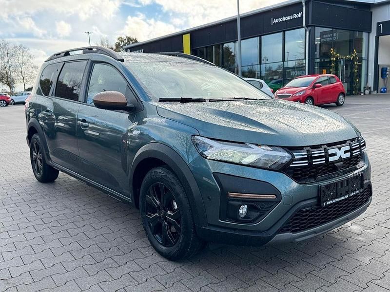 Grün Gebraucht 2025 Dacia Jogger Extreme Van / Kleinbus | 21.490 € (Fairer Preis) - Bild 1/4