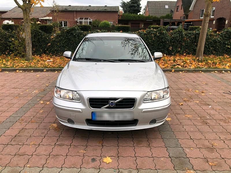 Grau Gebraucht 2008 Volvo S60 Limousine | 4.500 € (Etwas zu teuer) - Bild 1/4