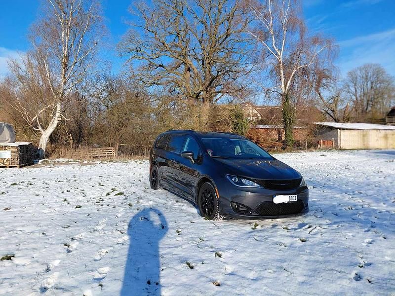 Grau Gebraucht 2018 Chrysler Pacifica Touring Kombi | 23.500 € - Bild 1/4