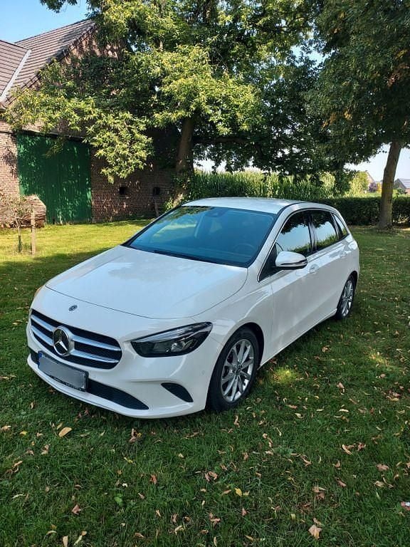 Weiß Gebraucht 2019 Mercedes B200 Van / Kleinbus | 21.000 € (Etwas zu teuer) - Bild 1/4