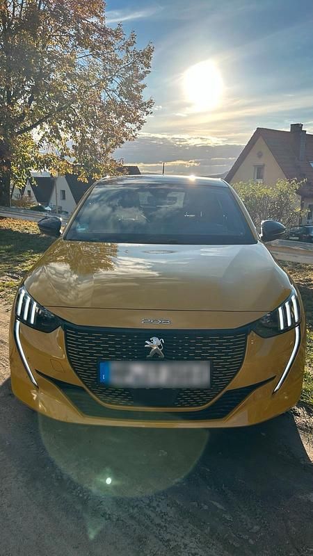 Gelb Gebraucht 2022 Peugeot e-208 GTi Kleinwagen | 17.500 € (Fairer Preis) - Bild 1/4