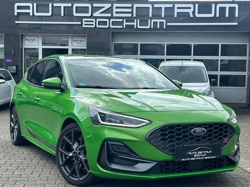 Grün Gebraucht 2023 Ford Focus Performance Edition Limousine | 30.971 € (Guter Preis) - Bild 1/4