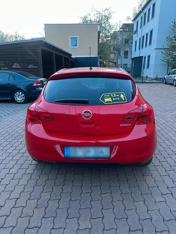 Second-hand Opel Astra 101 CP (74 kW) 2011 Roșu Hatchback