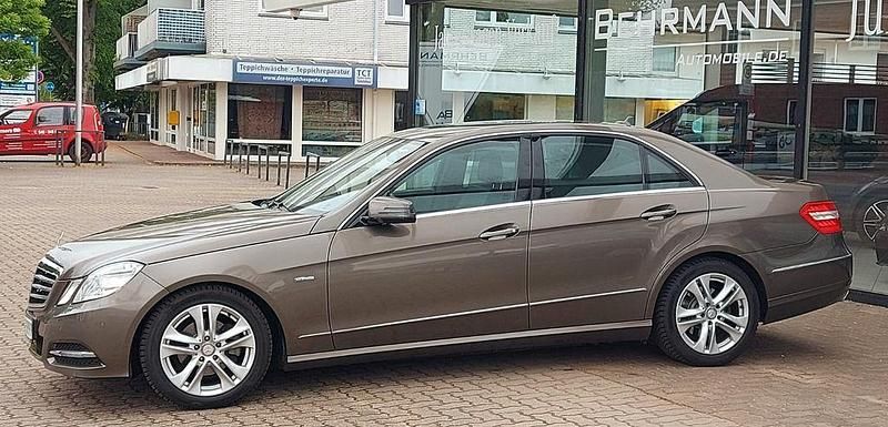 Grau Gebraucht 2012 Mercedes E200 Avantgarde Limousine | 12.950 € (Teuer) - Bild 1/4