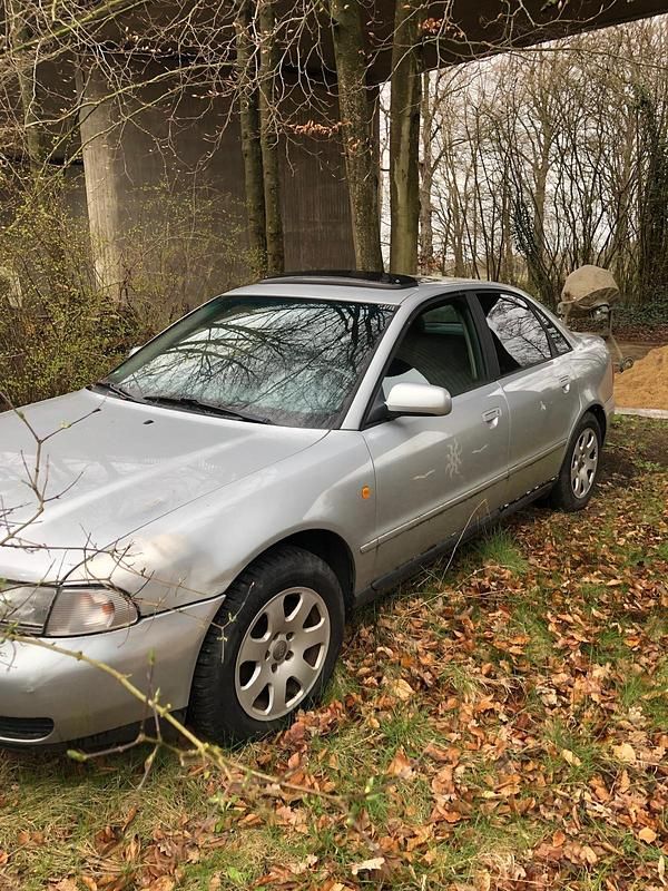Gebraucht Audi A4 105 PS (77 kW) 1998 Silber Limousine