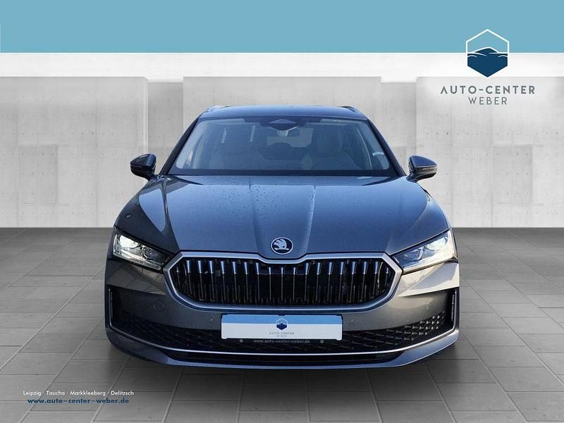 Neu Skoda Superb Selection 150 PS (110 kW) 2026 Grau Kombi