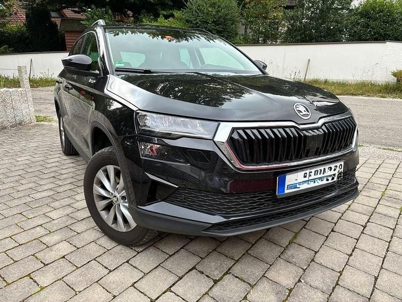 Schwarz Gebraucht 2024 Skoda Karoq Selection SUV | 27.800 € (Guter Preis) - Bild 1/4
