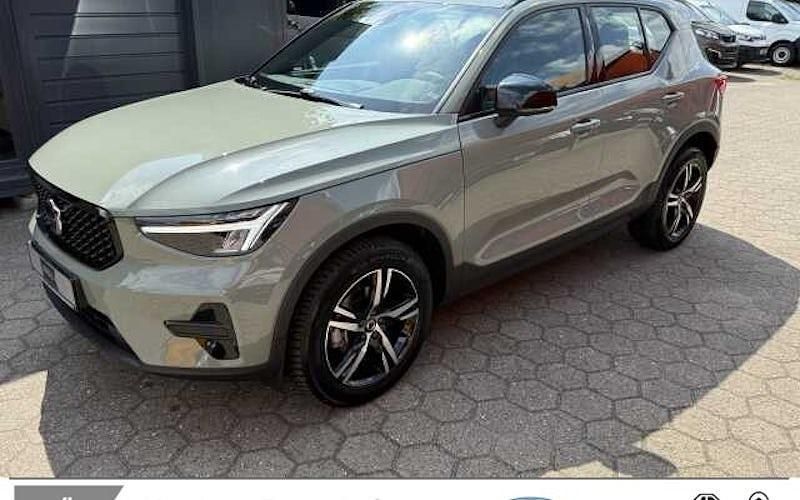 Grün Gebraucht 2024 Volvo XC40 Plus SUV | 34.406 € (Superpreis) - Bild 1/4