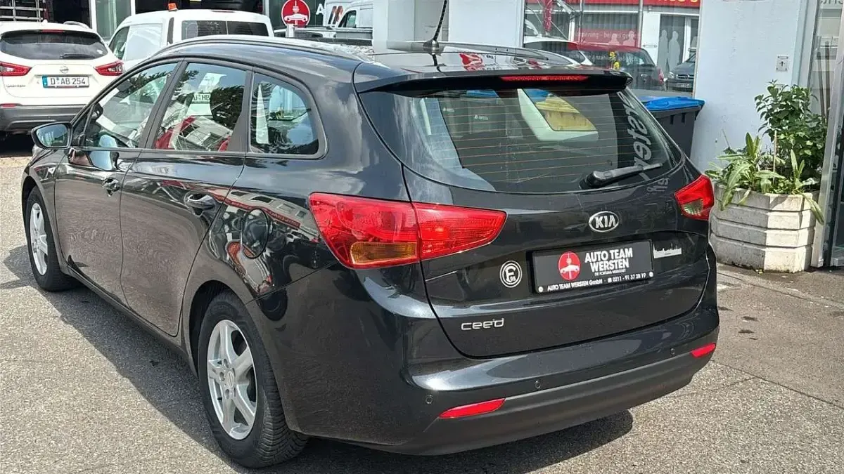 Używany Kia Ceed 99 KM (72 kW) 2014 Czarny Hatchback