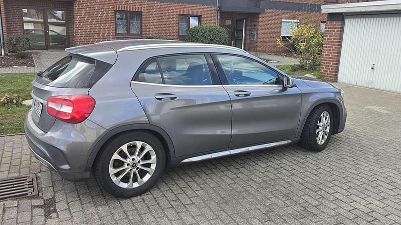 Gebraucht Mercedes GLA220 175 PS (128 kW) 2019 Grau SUV