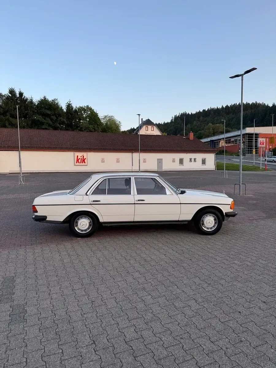 Gebraucht Mercedes 200 109 PS (80 kW) 1984 Weiß Limousine