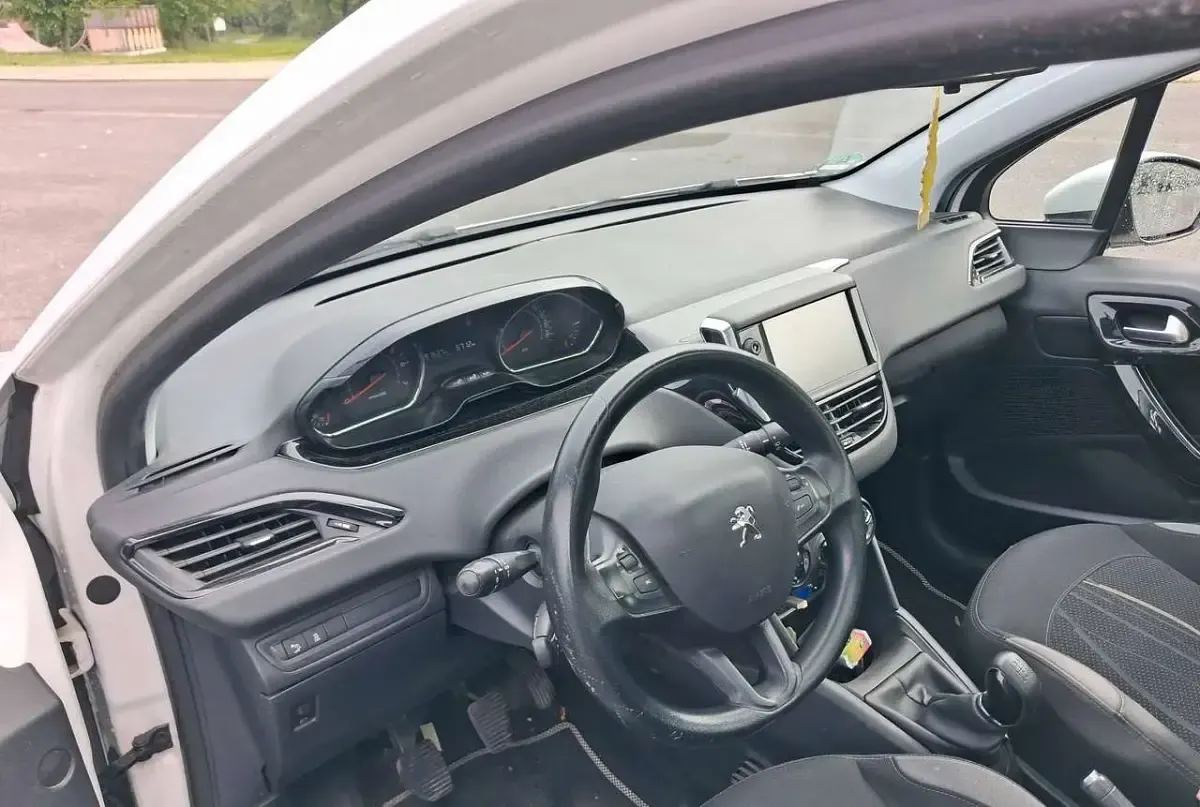 Gebraucht Peugeot 208 Active 95 PS (69 kW) 2012 Weiß Kleinwagen