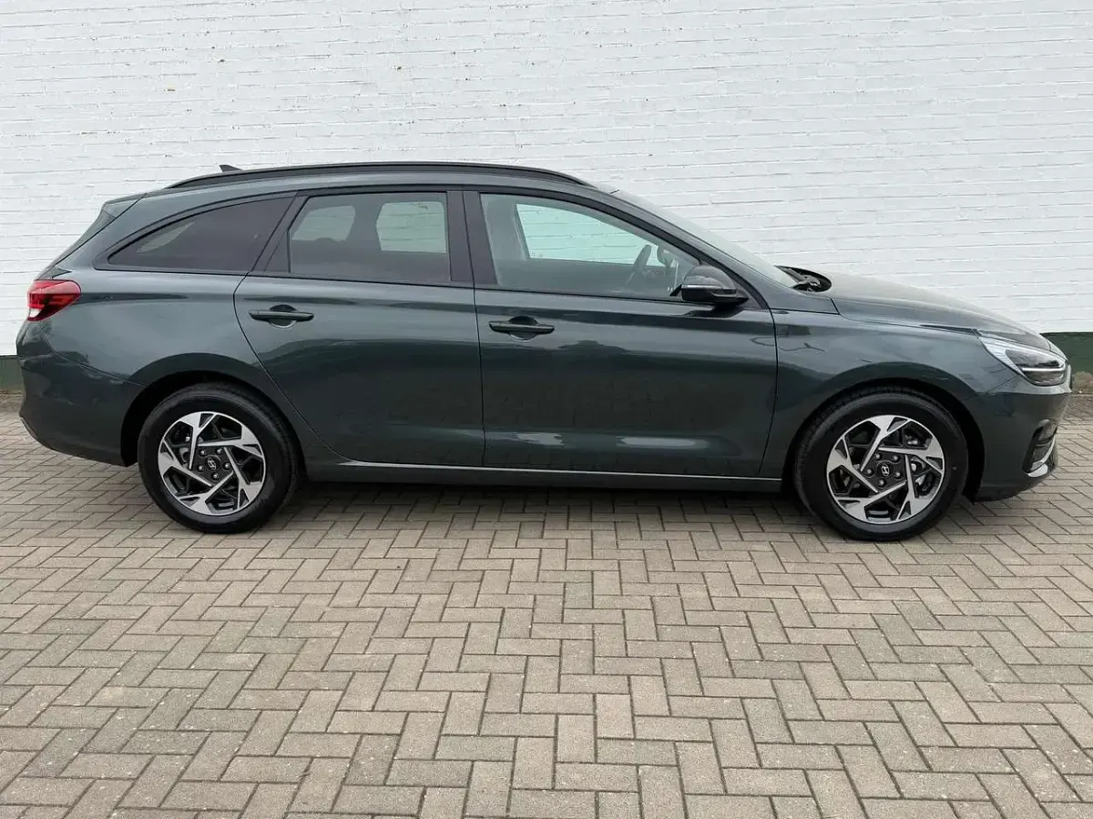 Neu Hyundai i30 150 PS (110 kW) 2026 Cypress green Kombi