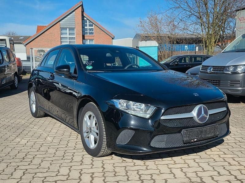 Gebraucht Mercedes A180 116 PS (85 kW) 2019 Schwarz Limousine