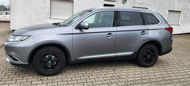 Grau Gebraucht 2018 Mitsubishi Outlander Active SUV | 11.000 € (Superpreis) - Bild 1/4