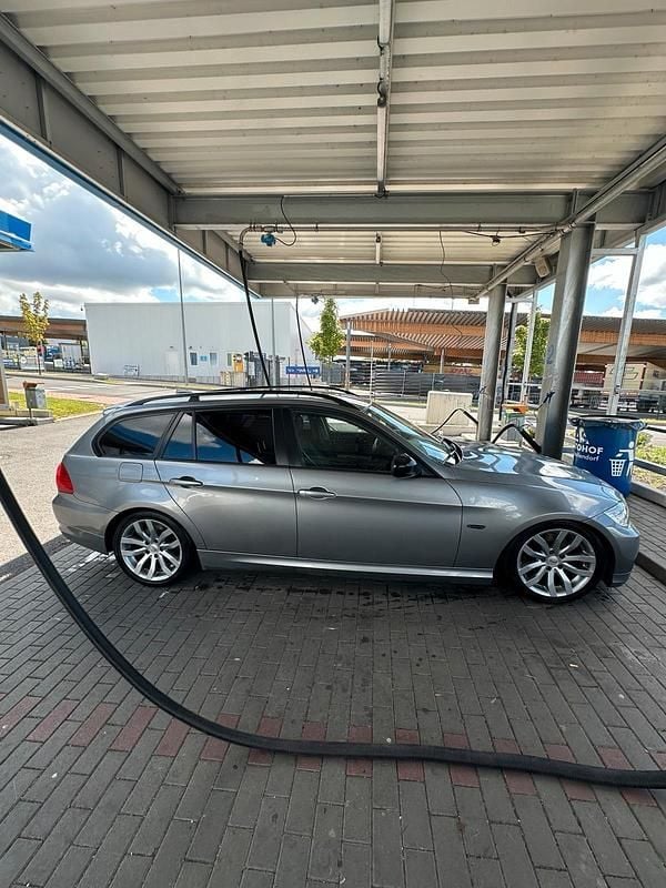 Gebraucht BMW 318 143 PS (105 kW) 2011 Silber Kombi