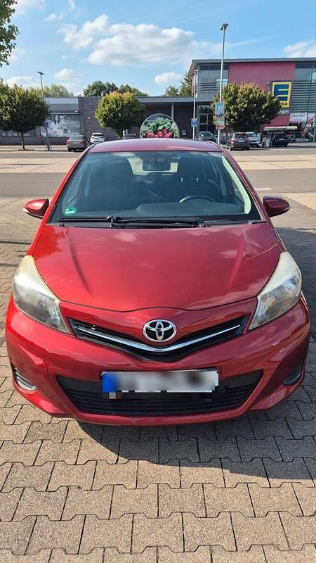 Rot Gebraucht 2011 Toyota Yaris Kleinwagen | 4.550 € (Etwas zu teuer) - Bild 1/4