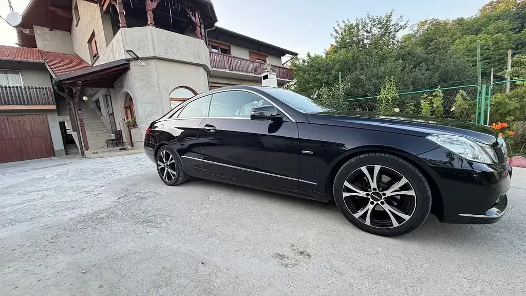 Gebraucht Mercedes E200 184 PS (135 kW) 2010 Schwarz Coupé