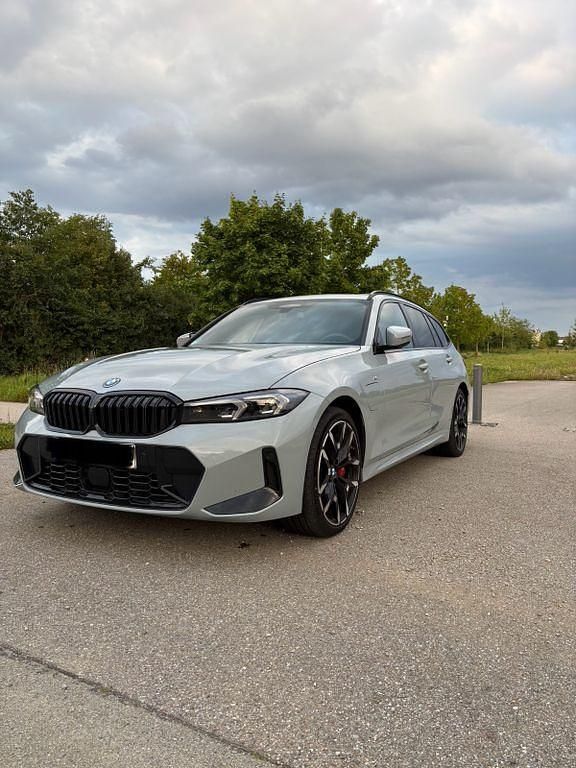 Grau Gebraucht 2025 BMW 330e M Sport Kombi | 59.999 € - Bild 1/4