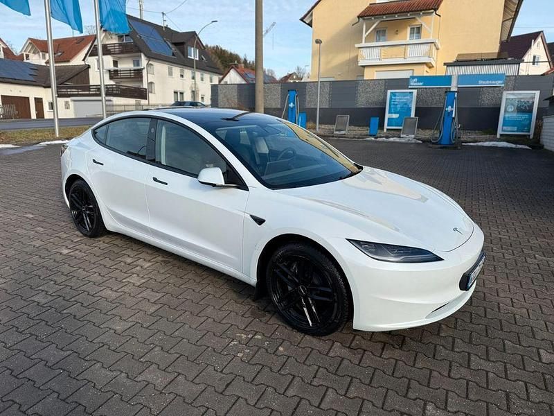Weiß Gebraucht 2025 Tesla Model 3 Long Range RWD Limousine | 40.500 € - Bild 1/4