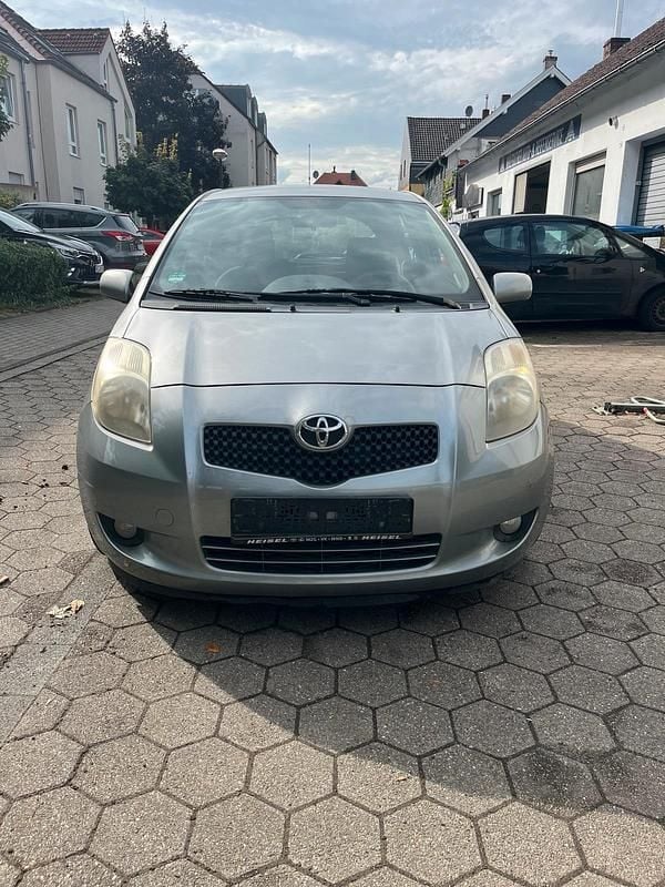 Grau Gebraucht 2007 Toyota Yaris Kleinwagen | 2.999 € (Fairer Preis) - Bild 1/4