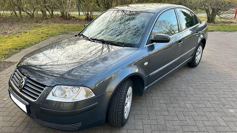 Grau Gebraucht 2002 VW Passat Comfortline Limousine | 2.000 € (Fairer Preis) - Bild 1/4