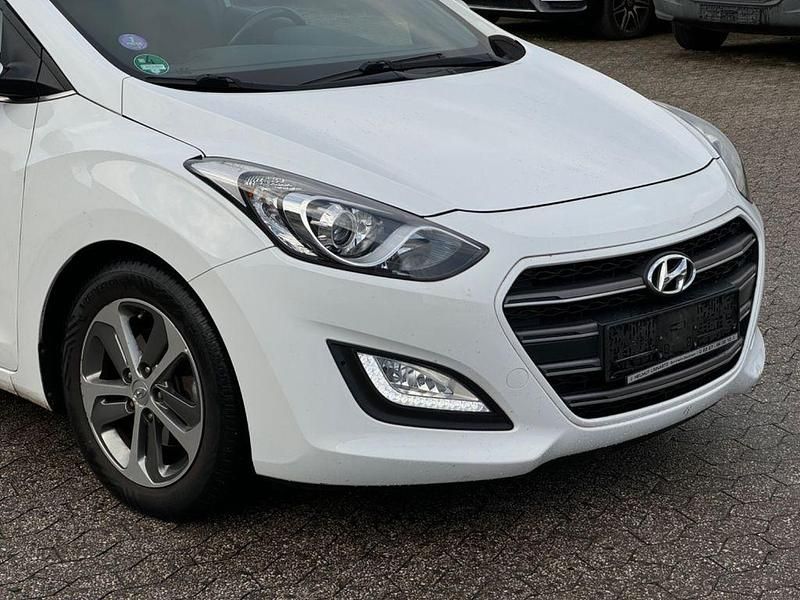 Gebraucht Hyundai i30 Passion 101 PS (74 kW) 2016 Weiß Limousine