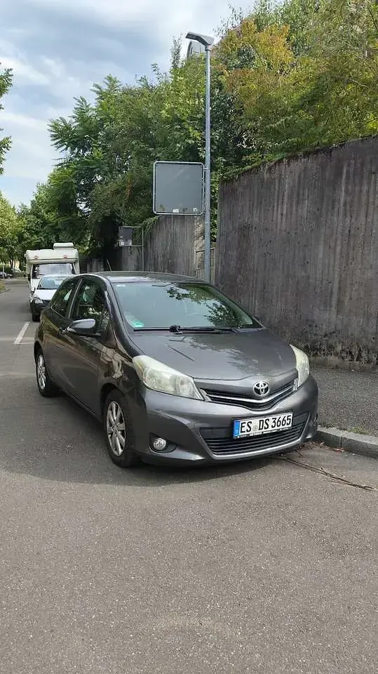 Gebraucht Toyota Yaris Life 99 PS (72 kW) 2012 Grau Kleinwagen