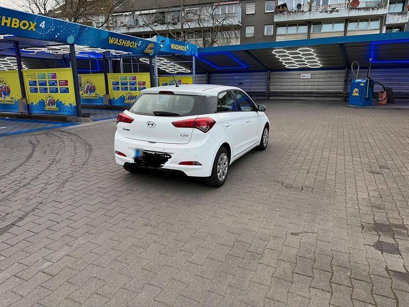 Gebraucht Hyundai i20 75 PS (55 kW) 2015 Weiß Limousine