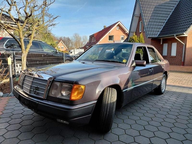 Braun Gebraucht 1991 Mercedes 260 Limousine | 17.000 € - Bild 1/4