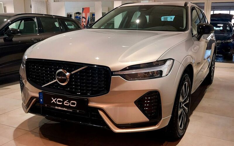 Gebraucht Volvo XC60 Plus 197 PS (144 kW) 2024 Silver dawn SUV