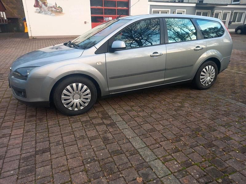Grau Gebraucht 2005 Ford Focus Kombi | 550 € (Superpreis) - Bild 1/4