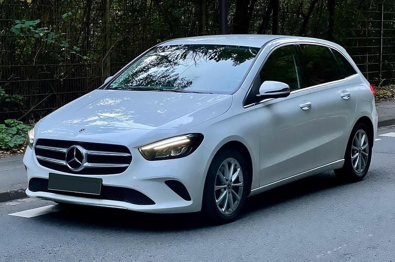 Weiß Gebraucht 2020 Mercedes B220 Van / Kleinbus | 21.500 € (Guter Preis) - Bild 1/4