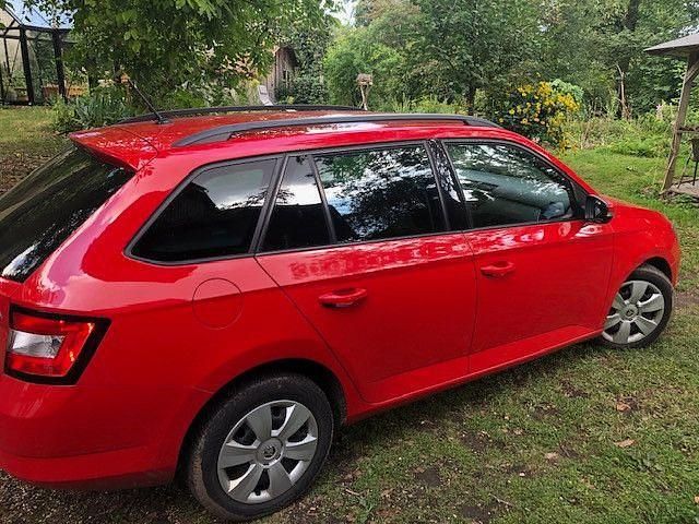 Rot Gebraucht 2017 Skoda Fabia Ambition Kleinwagen | 8.800 € (Etwas zu teuer) - Bild 1/4