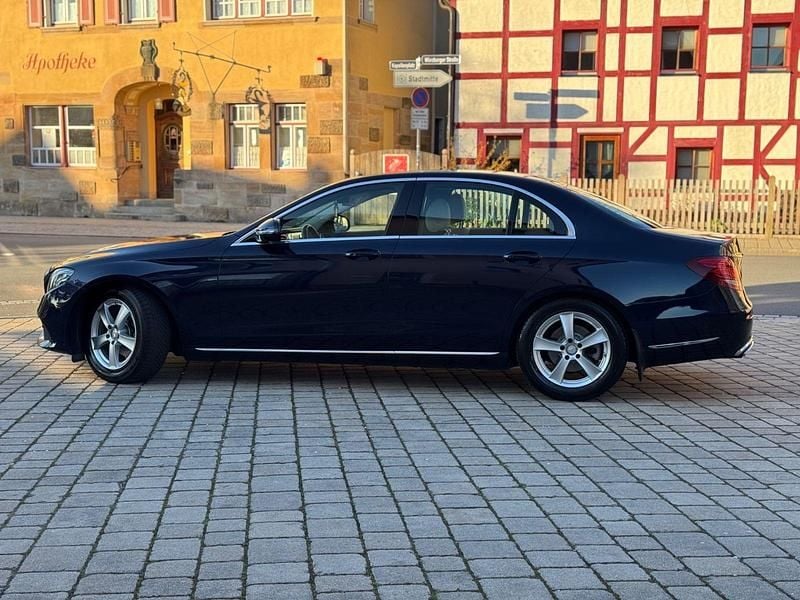 Gebraucht Mercedes E220 Exclusive 194 PS (142 kW) 2016 Blau Limousine