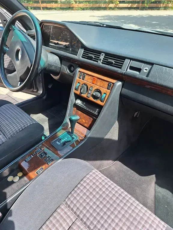 Gebraucht Mercedes 230 132 PS (97 kW) 1990 Silber