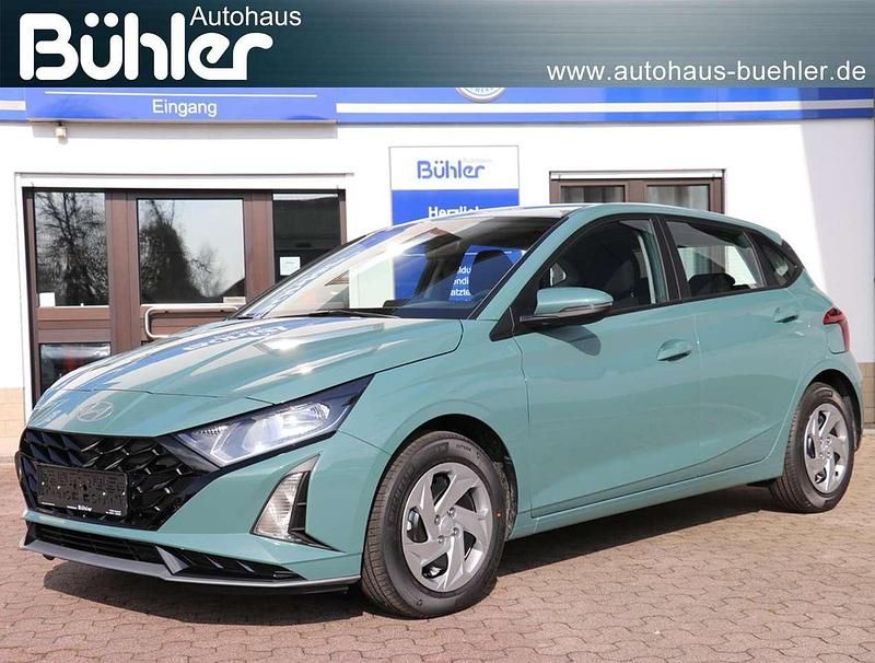 Mangrove green metallic Neu 2025 Hyundai i20 Select Kleinwagen | 18.950 € (Superpreis) - Bild 1/3