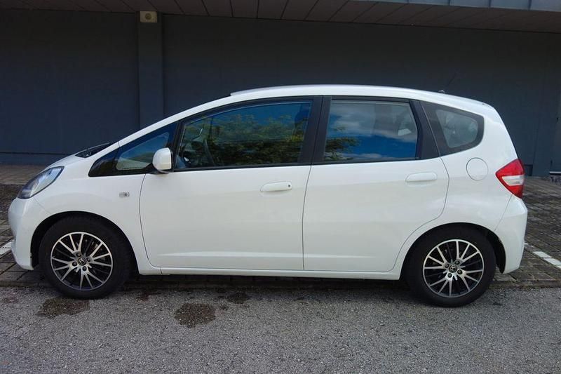 Weiß Gebraucht 2015 Honda Jazz Trend Kleinwagen | 7.777 € (Fairer Preis) - Bild 1/4