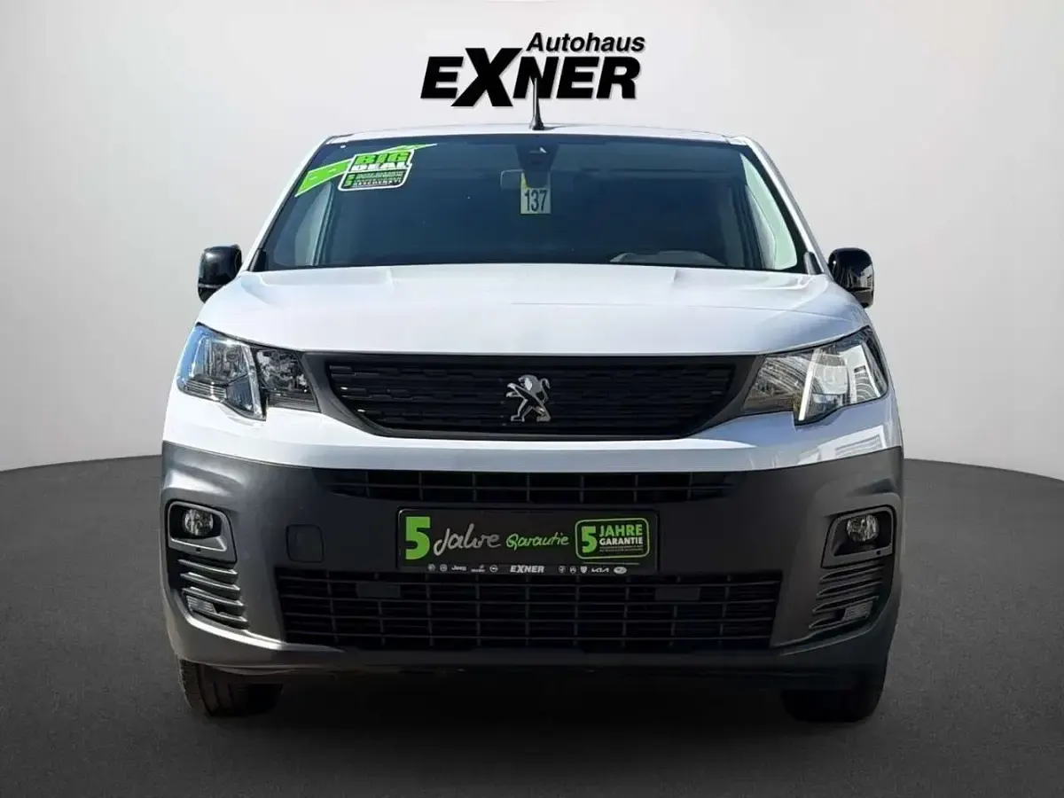 Gebraucht Peugeot Partner Premium 102 PS (75 kW) 2023 Kaolin weiß Van / Kleinbus