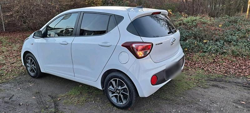 Gebraucht Hyundai i10 69 PS (50 kW) 2017 Weiß Kleinwagen