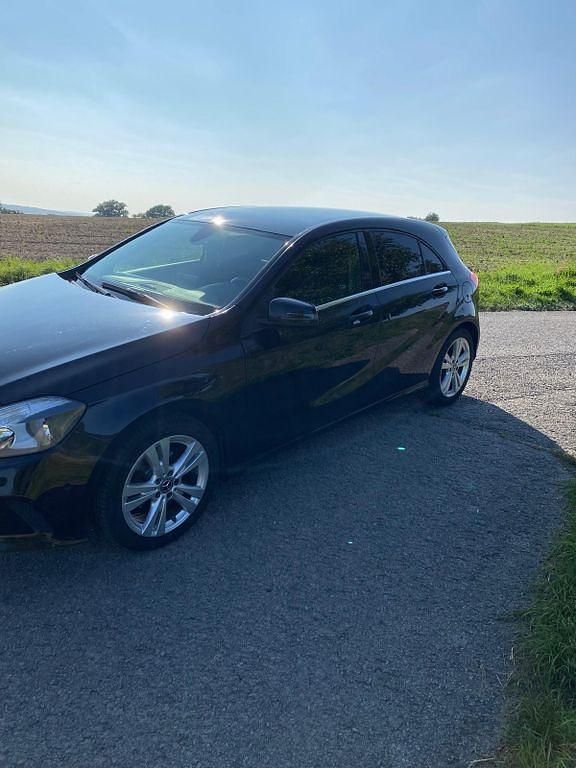 Gebraucht Mercedes A180 Urban 109 PS (80 kW) 2017 Schwarz Limousine