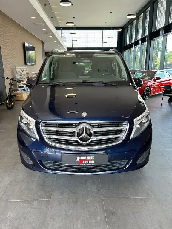 Gebraucht Mercedes V220 Edition 163 PS (119 kW) 2017 Blau Van / Kleinbus